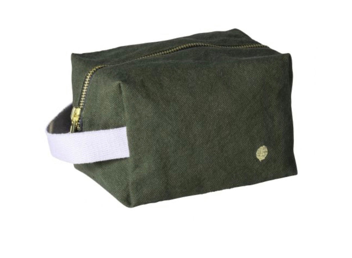Iona Kale, Pouch