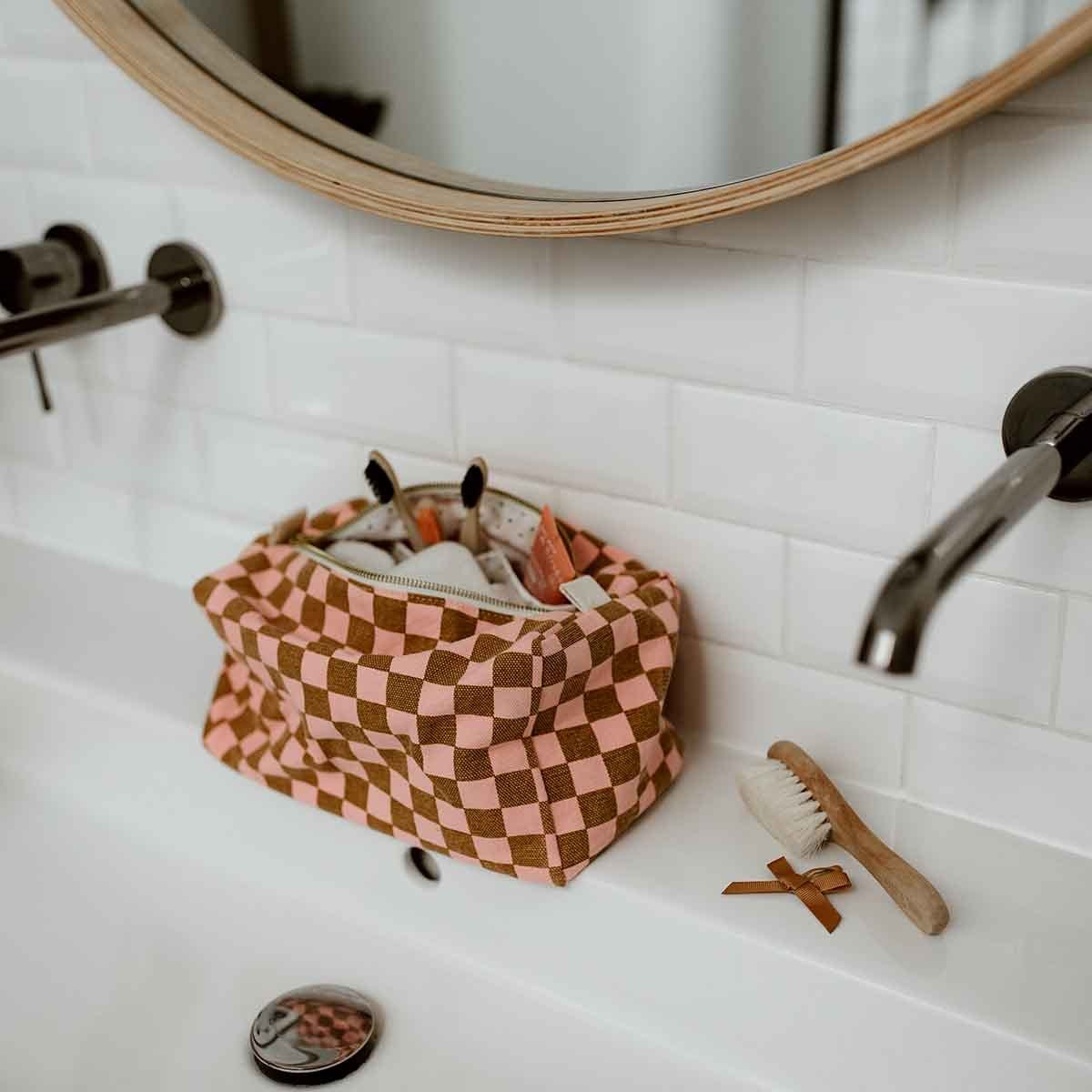 VIC WASH BAG CHECK STRAWBERRY