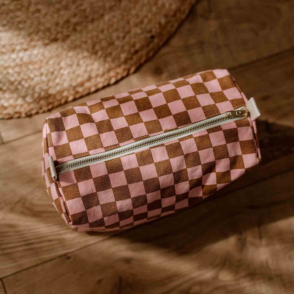 VIC WASH BAG CHECK STRAWBERRY