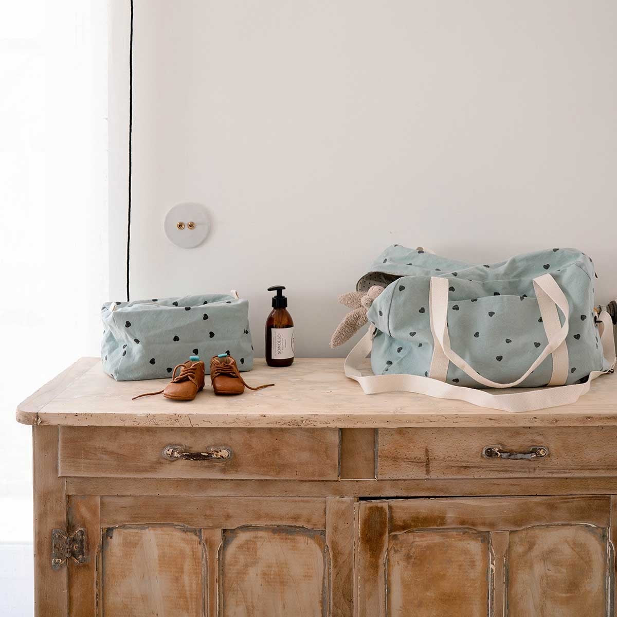 VIC WASH BAG HEART PRINT BLUE SPRAY