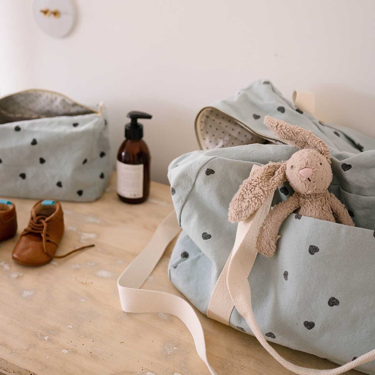 VIC WASH BAG HEART PRINT BLUE SPRAY