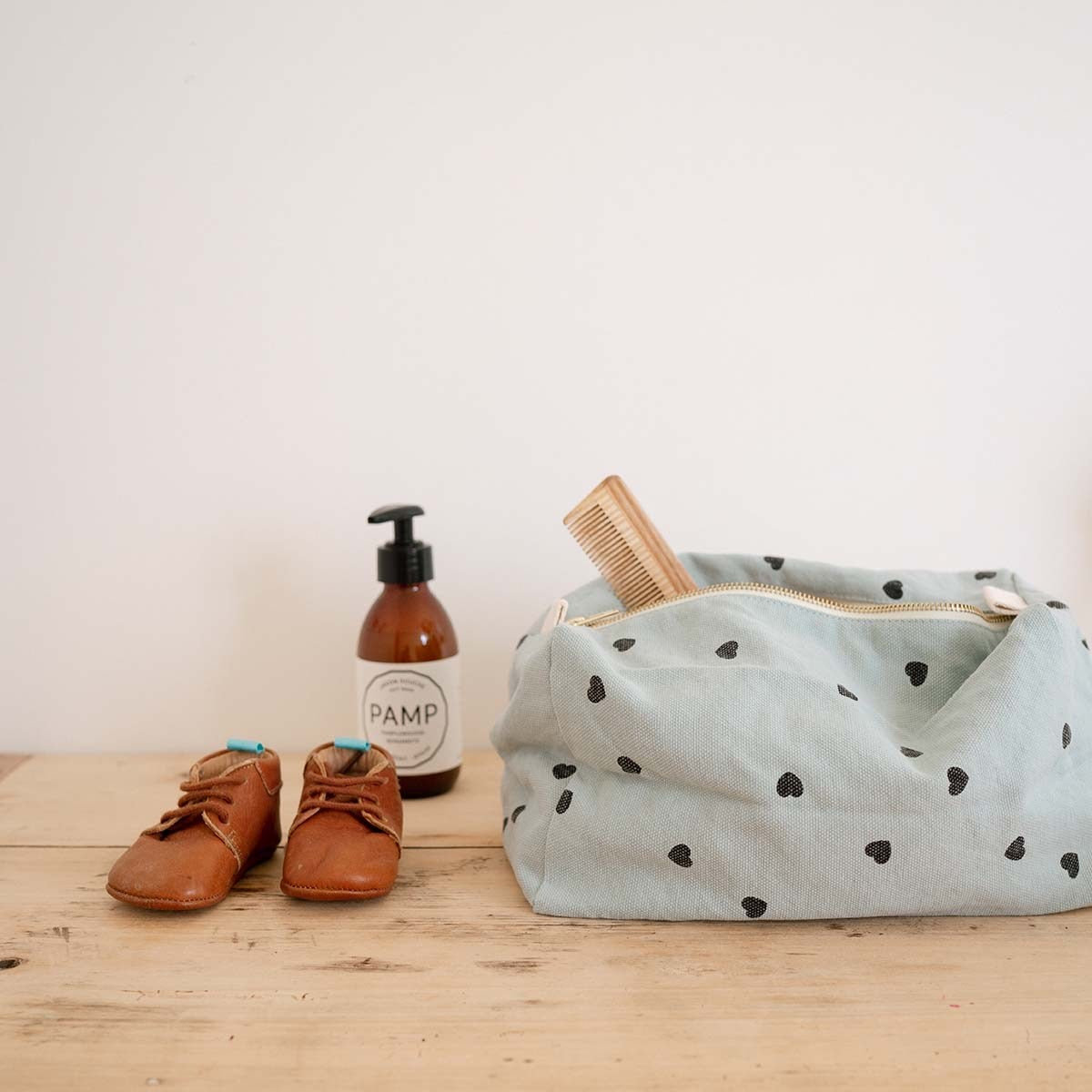 VIC WASH BAG HEART PRINT BLUE SPRAY